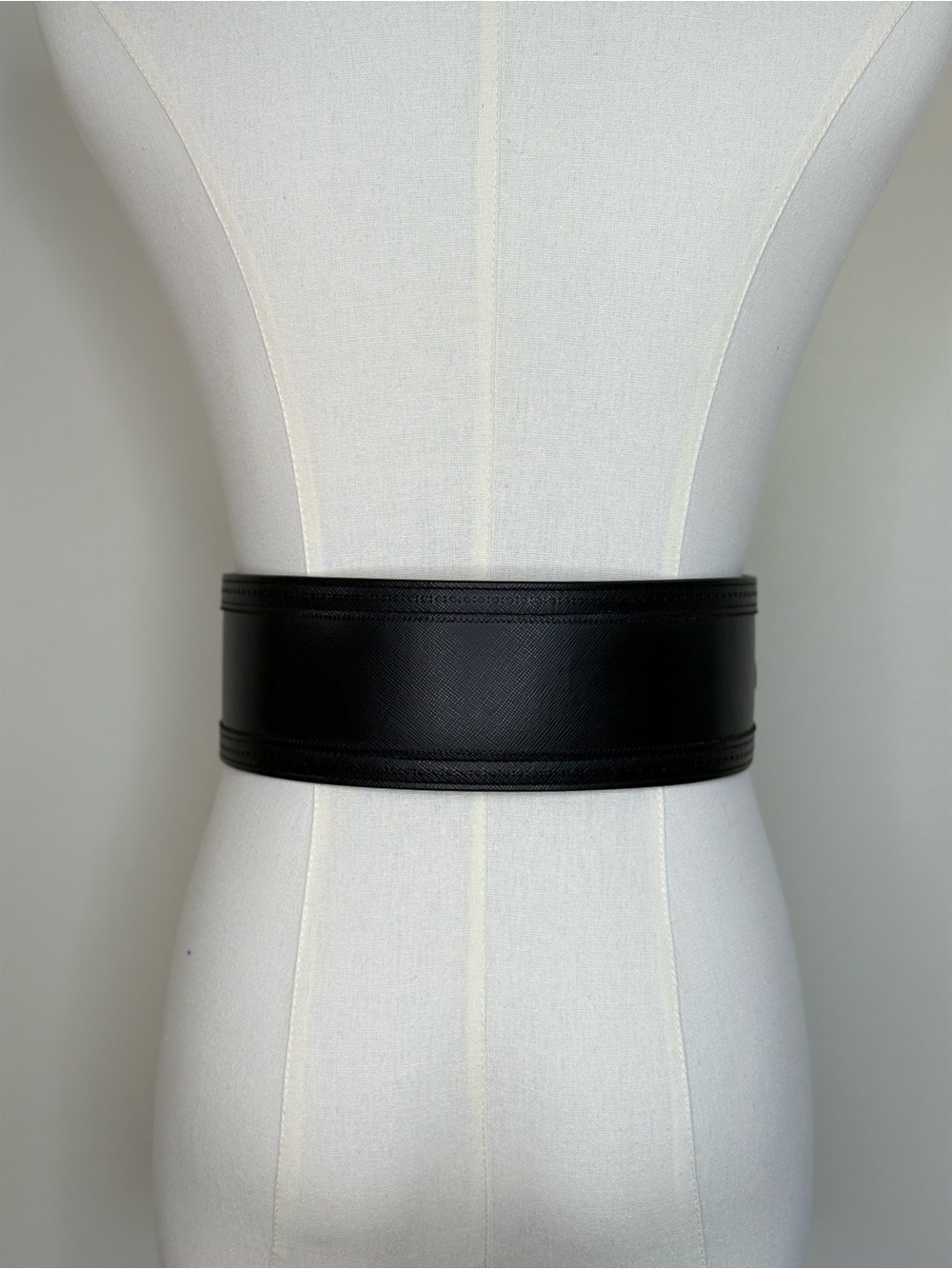 Tory Burch Brogue Black Sculpted Leather Waist Belt with Gold Buckles S NWOT - Picture 6 of 7